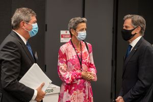 베스타게르, 토니 블링컨 및 스타브로스 람브리니디스와 함께, 2021년 제1차 미국-EU 무역기술위원회(TTC) 회의 전 모습