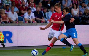 2012년 5월 노르웨이 대 잉글랜드 경기에서 헨릭센 (왼쪽)