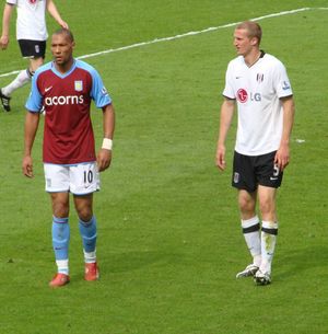 항엘란이 2009년 4월 아스톤 빌라 소속 동료 노르웨이 선수 욘 카레브를 마크하고 있다.