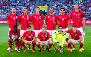 항엘란(뒤쪽, 맨 오른쪽)은 2012년 노르웨이 대표팀 주장으로 출전