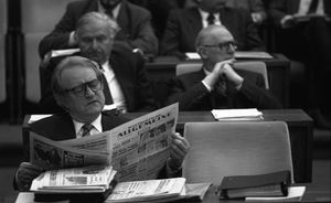 독일 연방의회 미팅 중 베스트도이체 알게마이네 차이퉁을 읽는 요하네스 라우 대통령 (1988년)