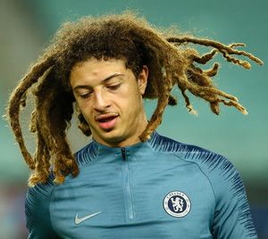 2019년 UEFA 유로파 리그 결승전을 앞두고 훈련하는 에단 암파두