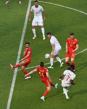 메팜(22번, 오른쪽)이 웨일스 소속으로 UEFA 유로 2020에서 뛰는 모습