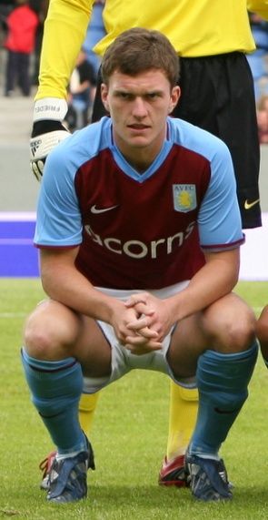 크레이그 가드너가 2008년 아스톤 빌라에서 뛰는 모습