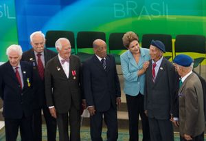 브라질 대통령 지우마 호세프가 제2차 세계 대전 종전 70주년 기념식에서 브라질 원정군 퇴역 군인들과 함께 (2015년 5월 8일)