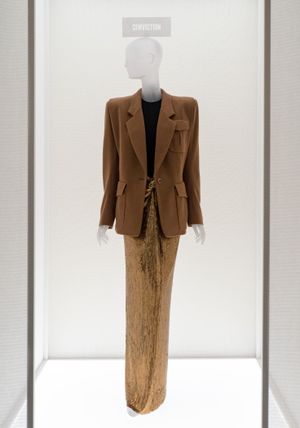 메트로폴리탄 미술관 전시회 In America: A Lexicon of Fashion에서 카란이 1985-86년에 디자인한 앙상블