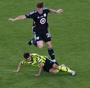 비에이라(아래)가 2023년 아스널 소속으로 MLS 올스타와의 친선 경기에서 뛰는 모습.