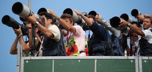 장초점 렌즈를 사용하는 스포츠 사진 작가들