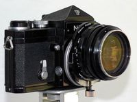 1961년에 출시된 35mm 3.5 PC-Nikkor. 렌즈의 시프트 부분과 카메라 바디 사이의 작은 간격을 주목하라. 이 렌즈는 돌출된 프리즘이 있는 최신 카메라 바디에는 장착할 수 없다.