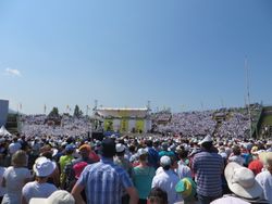 프란치스코 교황이 2015년 6월 6일 경기장에서 미사를 집전하고 있다.