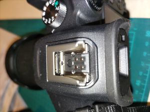 캐논(Canon) R7의 멀티 액세서리 슈. 기존 접점 뒤에 다수의 접점이 보인다.