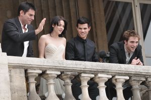 (왼쪽부터) 크리스 웨이츠 감독, 크리스틴 스튜어트, 테일러 로트너, 로버트 패틴슨이 2009년 11월 10일 프랑스 파리에서 열린 뉴 문 포토콜에 참석하고 있다.