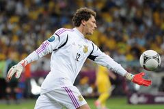 UEFA 유로 2012에서 우크라이나 축구 국가대표팀에서 뛰고 있는 퍄토우