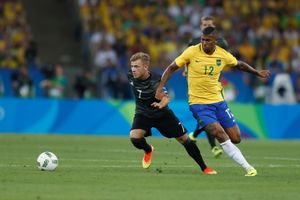 마이어(왼쪽)가 왈라스와 함께 2016년 하계 올림픽 금메달 결정전에서 경기를 하고 있다.