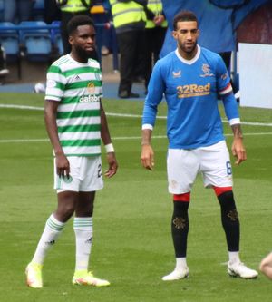 2021년 8월 29일 셀틱에서 마지막 경기를 치르는 오드손(왼쪽, 코너 골드슨과 함께). 상대는 레인저스였다.