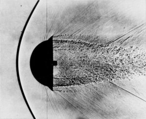 둔한 물체에 대한 보우 충격파 예시
