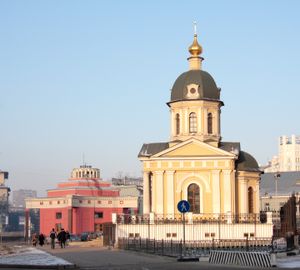 아르바트 광장. 오른쪽: 1997년에 지어진 보리스와 글레브 예배당. 왼쪽: 아르바츠카야 지하철역 입구.