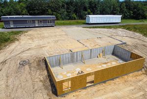 기초 위에 설치될 조립식 주택 조립 섹션