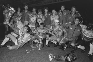 판 '트 스히프(오른쪽 위에서 두 번째)가 1986-87 KNVB컵에서 우승을 축하하는 아약스 동료들과 함께.