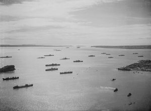 1942년 5월 13일 비시 프랑스가 항복한 후 안치라나나 항구에 있는 군함과 영국 상선