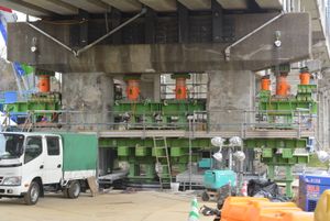 수리 중인 지진 피해를 입은 도호쿠 신칸센 교각 (시로이시시 사이카와)