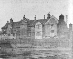 철도와 배경의 오래된 벽돌 건물