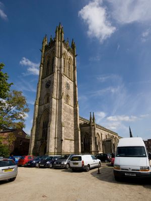 그림 중앙에 탑이 있고 교회 본당이 오른쪽으로 뻗어 있는 고딕 양식으로 지어진 교회