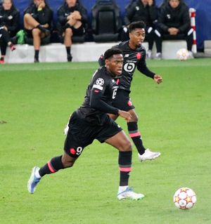 2021년 안젤 고메스(Angel Gomes)와의 경기에서 잘츠부르크를 상대로 한 조너선 데이비드