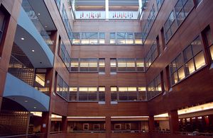 정보 및 기술 빌딩은 윌리엄 앤 아니타 뉴먼 도서관이 위치해 있다.