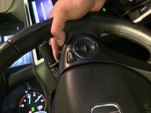 핸들 바로 아래에 위치해 손가락으로 잡아당기는 패들 시프트. 따로 클러치 페달이 없다.