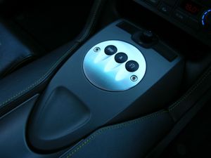 람보르기니 가야르도의 E-gear. 스틱이 아예 없다.