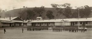 1920년경 던트룬 왕립 육군사관학교의 열병식에 참가한 사관 후보생