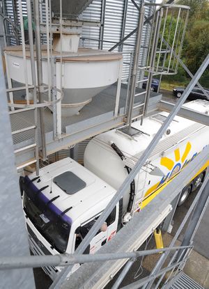 독일의 한 공장에서 펠릿 트럭에 펠릿을 채우는 모습