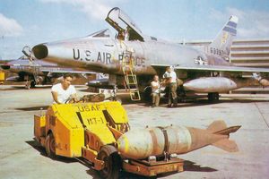 F-100 슈퍼 세이버에 M117 폭탄을 장착하는 모습, 베트남 전쟁 중