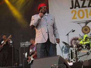 조지 클린턴이 2014년 핀란드 포리 재즈에서 펑카델릭과 함께 공연하고 있다.