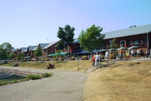 여름 성수기에 마리나 주변의 레스토랑