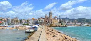 시체스 해변과 산트 바르토메우 이 산타 테클라 교회(17세기에 건축되어 이후 여러 번 수정된 교회)