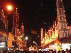 그레이트 모스크와 다르가 거리에서 열리는 칸두리 행렬.