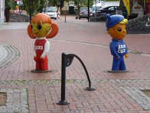 쿡스하펜의 마스코트 "쿡시"(왼쪽, 빨간 머리)와 "얀 쿡스"