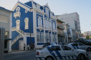 공공 보안 경찰(PSP) 경찰서는 역사적인 저택인 Palacete do Postiga에 위치해 있다.