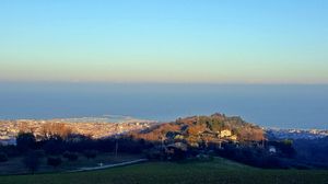 산베네데토델트론토, 도시에서 가장 높은 지점인 "Barattelle" 지구에서 바라본 파노라마 뷰.