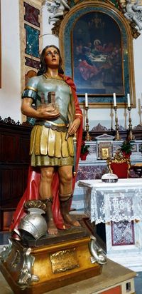 도시의 수호성인인 산 베네데토(4세기)의 조각상