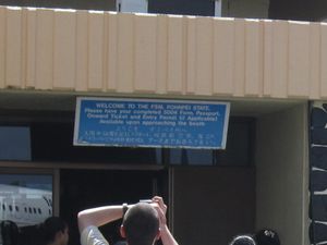 공식 영어와 일본어로 된 폰페이 국제공항 여행객을 위한 표지판.