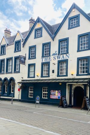 1490년에 지어져 16세기에 재건된 처치 스트리트의 스완 여관
