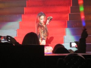 고메즈가 Stars Dance Tour에서 "Come & Get It"을 공연하고 있다.