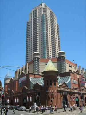 마켓 시티 쇼핑 센터 위에 있는 피크 아파트 건물.