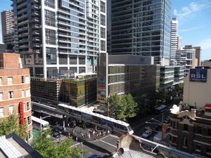 2010년 조지 스트리트를 건너는 모노레일