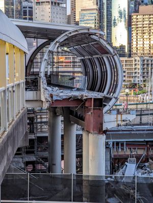 2023년 5월 해체 중인 하버사이드 모노레일 역