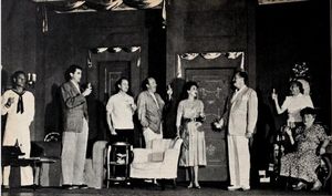 파커(가운데)는 그레고리 펙(왼쪽에서 두 번째)과 함께 1949년 라이트 업 더 스카이 연극 제작에 참여했다.