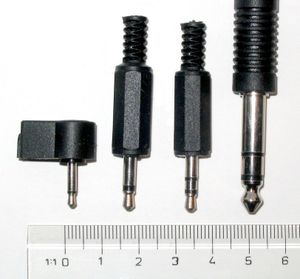2.5&nbsp;mm (3/32") 모노(TS), 3.5&nbsp;mm (1/8") 모노 및 스테레오(TRS), 6.3&nbsp;mm (1/4") 스테레오(TRS) 폰 커넥터
